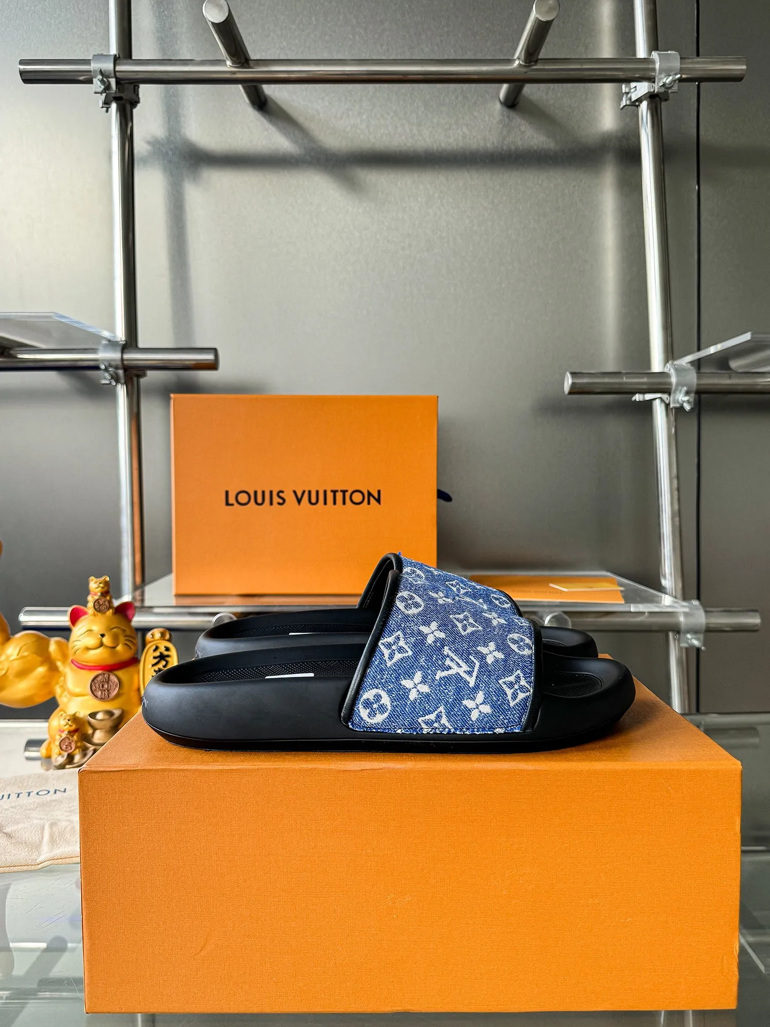 [L Home] P: 300💰 ▪️Shoe size: Women's 35-40 Men's 38-46▪️Packaging: Counter top quality~original packaging Louis Vuitton lv couple's monogram embossed slippers This season, Waterfront sandals return with a new look, and the upper buckle is embossed with Louis Vuitton's iconic Monogram pattern. Made of waterproof rubber with a comfortable and resilient insole. The lightweight, flexible outsole is embossed with the Louis Vuitton logo. Exquisitely packaged at the delivery counter 🛍📦 ▪️Fabric: Original molded rubber foam ▪️Sole: Original molded rubber foam outsole ▪️Sole thickness: 3CM.
